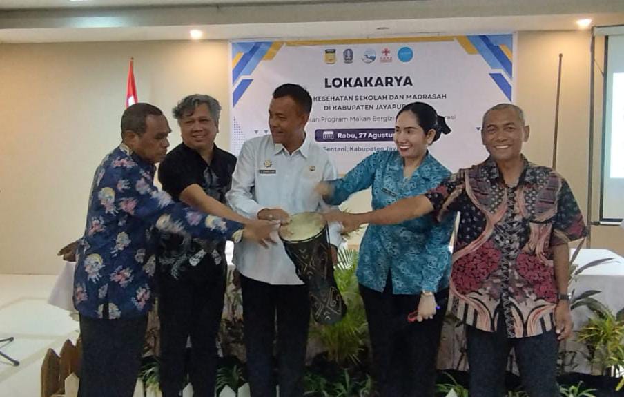 Plt Sekda Kabupaten Jayapura, Abdul Rahman Basri didampingi Ketua TP PKK Jayapura Perwakilan Unicef Papua saat membuka kegiatan Lokakarya UKS/Madrasah dalam Pemodelan Program MBG Terintegrasi.