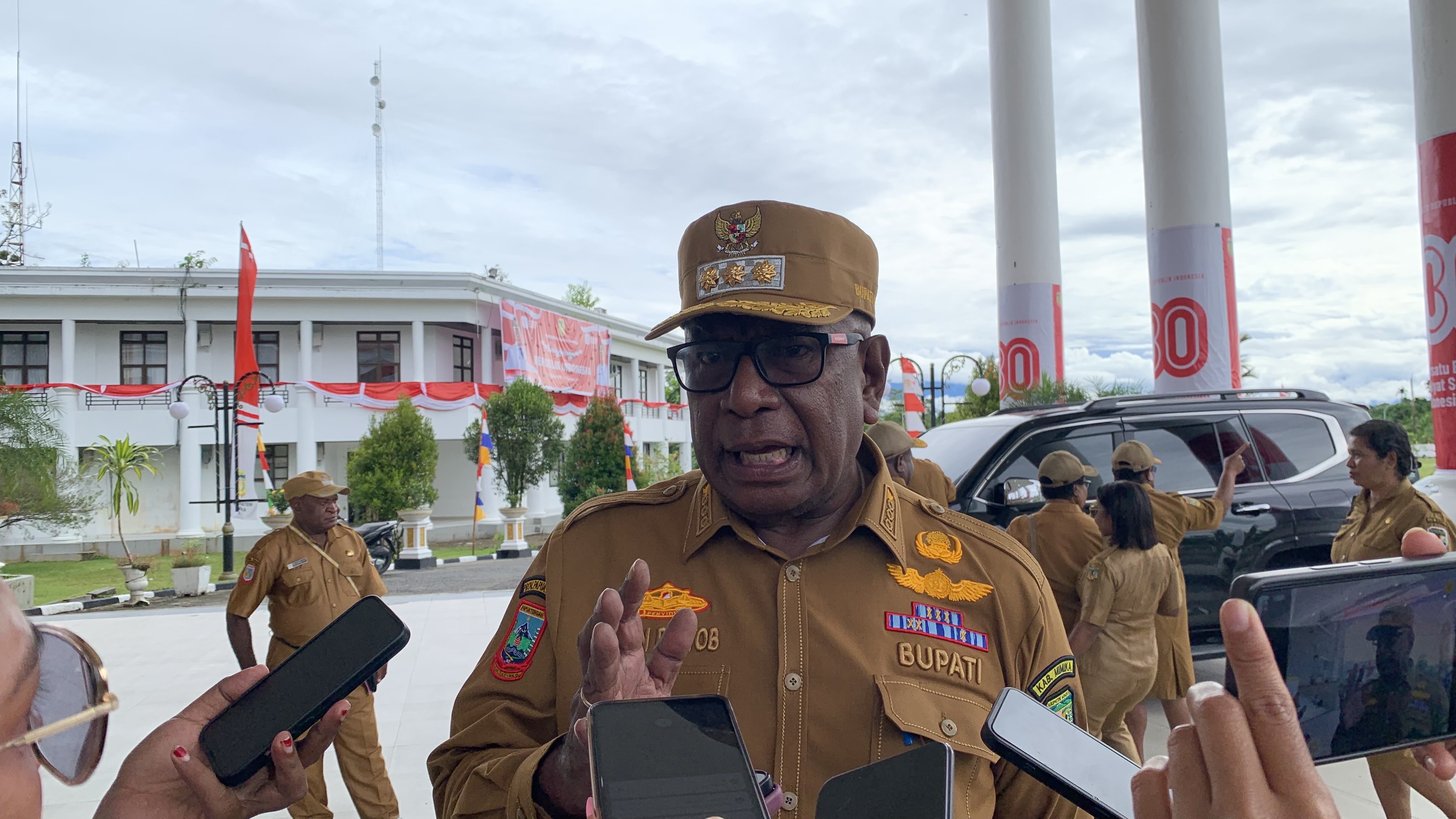 Bupati Mimika, Johannes Rettob, saat diwawancara pada Rabu, 27 Agustus 2025.