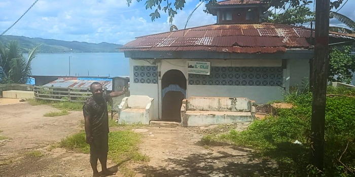 Nano ketika memperlihat bangunan musala yang ada di lokasi eks prostitusi Tanjung Elmo, Sentani, yang masih tersisa walaupun sebagian sudah hancur, Kamis (28/8).(CEPOSONLINE.COM/PRIYADI)