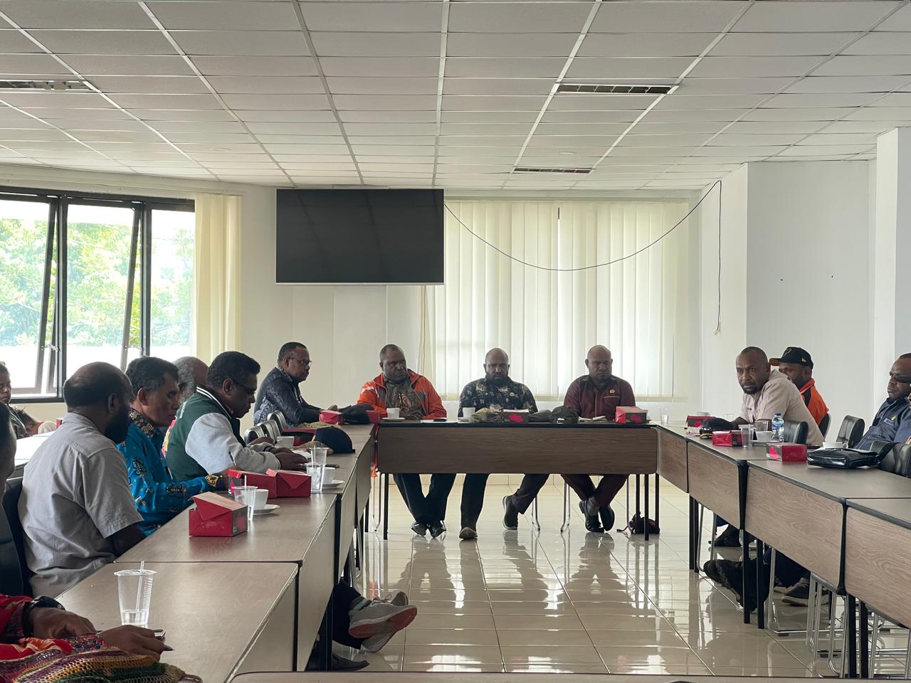 Komisi B DPRK Jayawijaya saat rapat dengan Disbudpar di ruang rapat DPRK Jayawijaya, Kamis (28/8/2025).(CEPOSONLINE.COM/DENI)