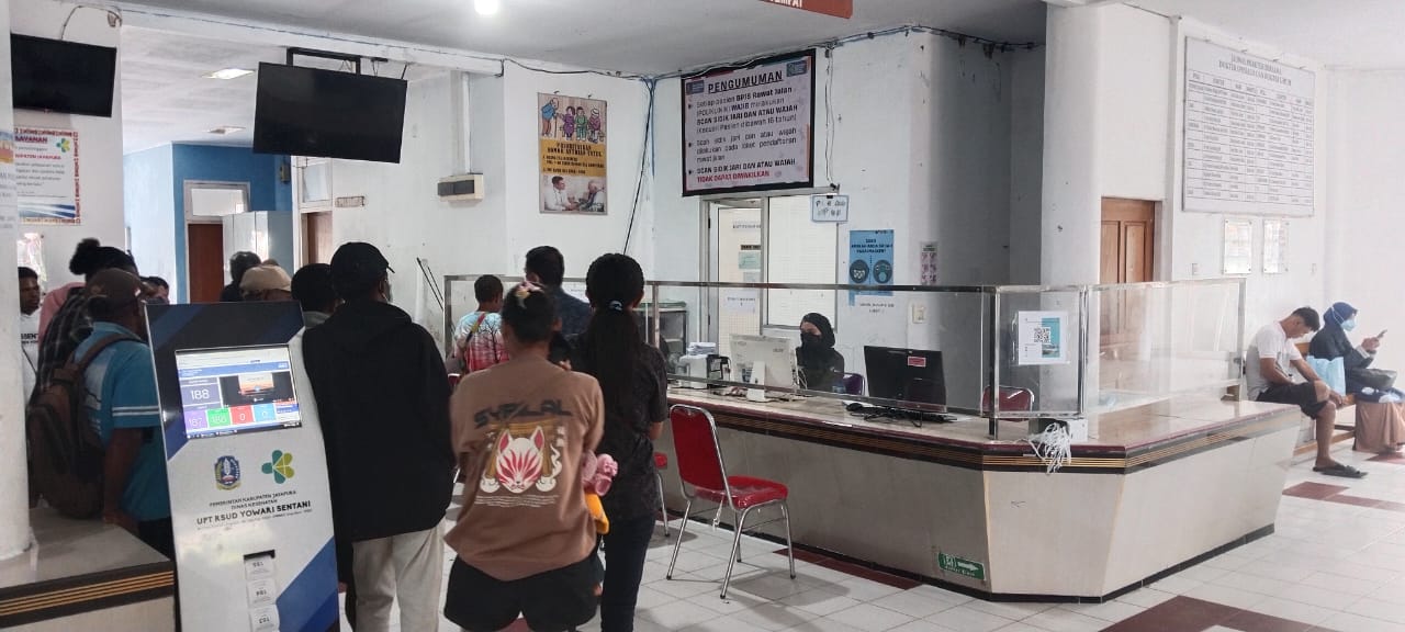 Masyarakat berada di RSUD Yowari untuk mengecek kesehatan belum lama ini. (CEPOSONLINE.COM/DOC)