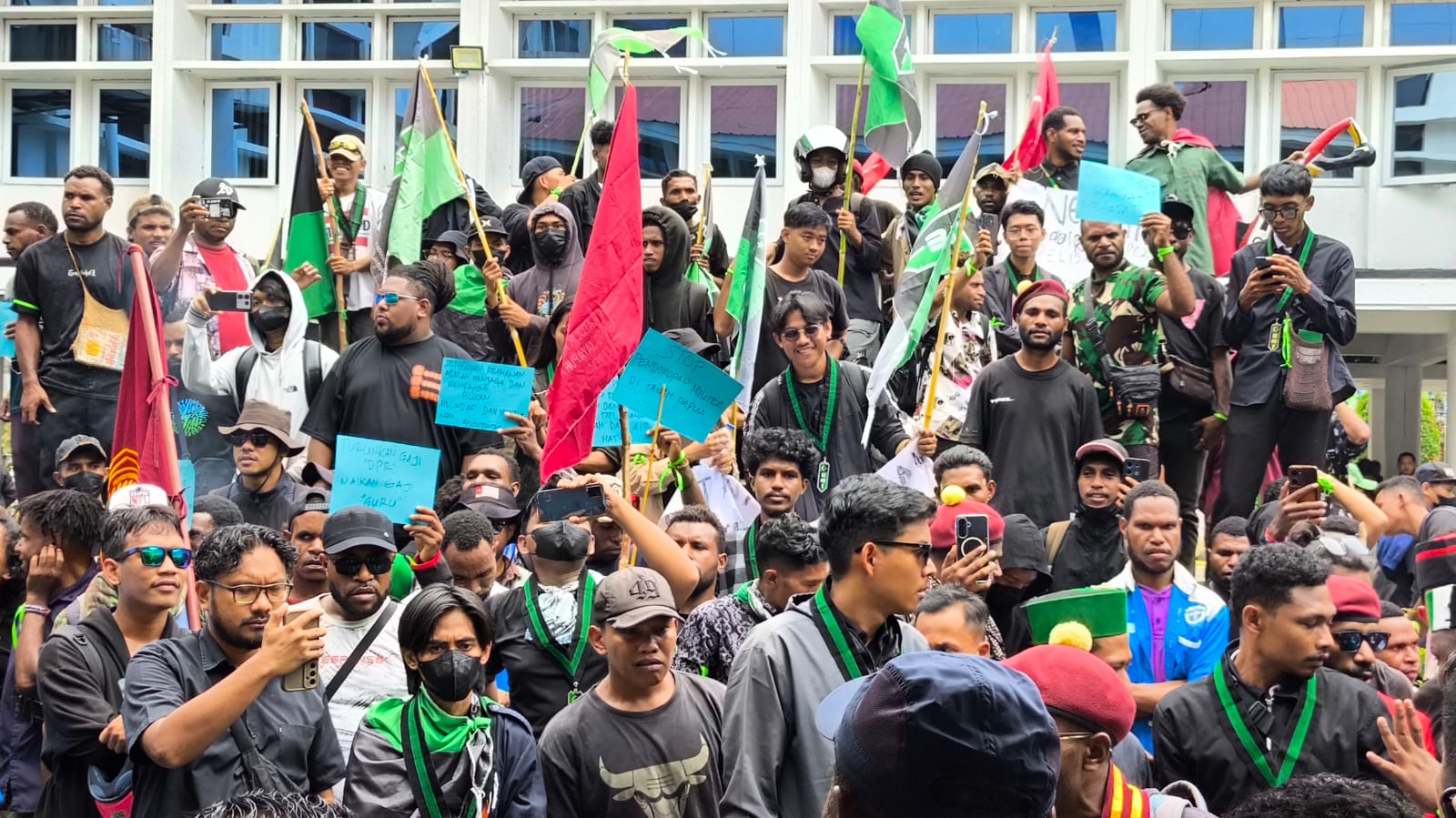 Puluhan massa dari kelompok Cipayung ketika melakukan aksi di depan kantor DPR Papua, Senin (1/9/2025).  (CEPOSONLINE.COM/GAMEL)