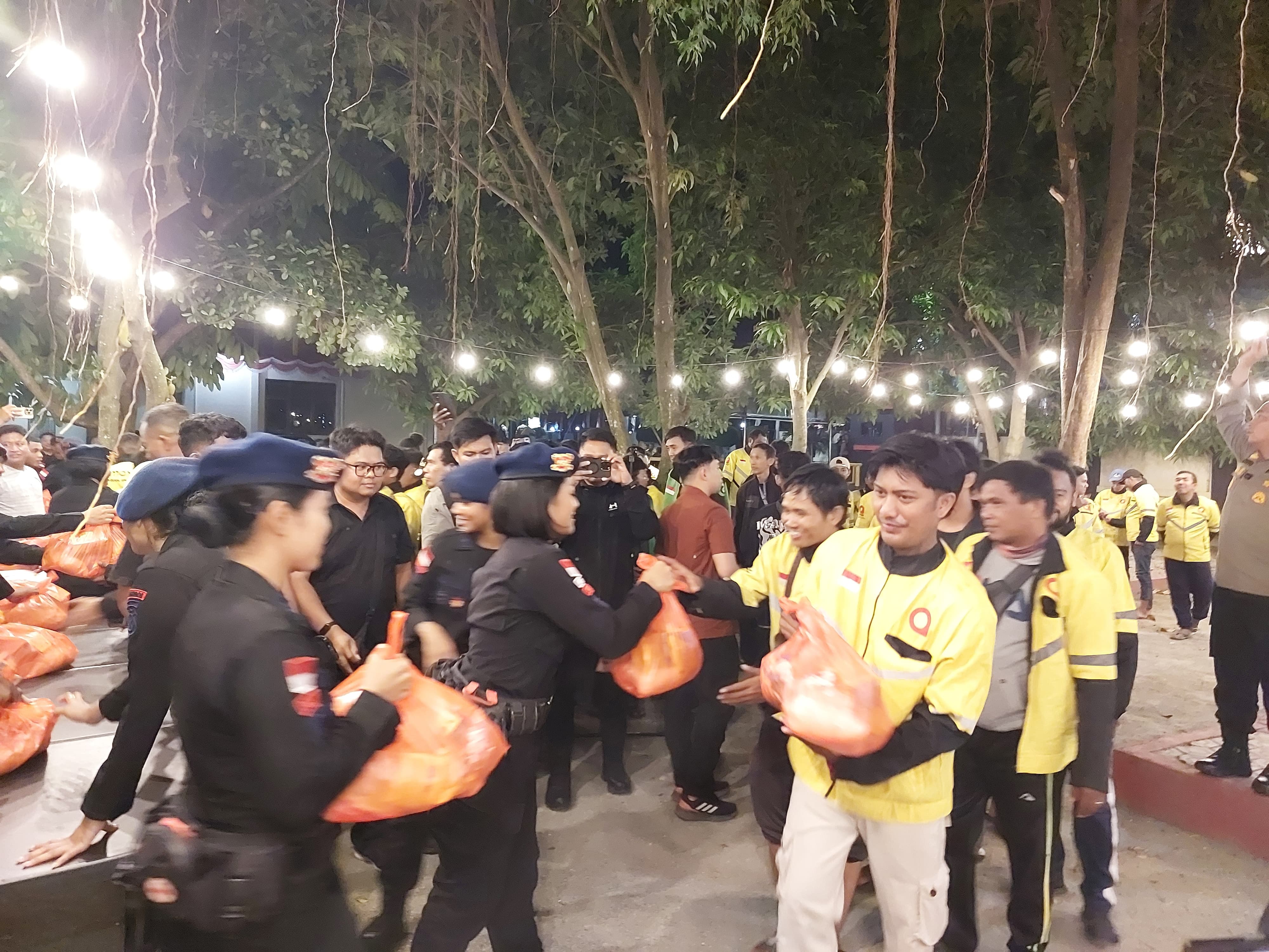 Sejumlah Anggota Komunitas Ojol di Jayapura usai doa bersama di Mako Brimob Kotaraja Minggu (31/8/2025) malam. (Ceposonline.com/Karel)