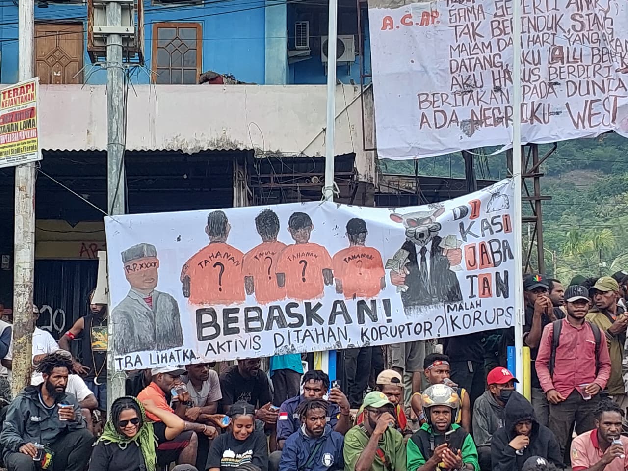 Spanduk yang bertuliskan tuntutan Aliansi&nbsp;Mahasiswa&nbsp;Papua di&nbsp;Kota Jayapura, saat gelar aksi di Lingkaran Abepura, Kota Jayapura Papua, Selasa (2/9/20025) (CEPOSONLINE.COM)
