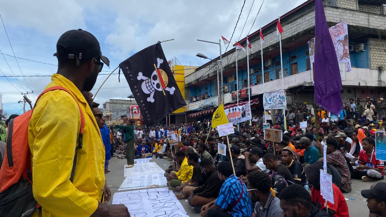 Bendera bajak laut One Piece warnai aksi demonstrasi aliansi mahasiswa Papua Kota Jayapura di lingkaran Abepura, Selasa (2/9/2025).