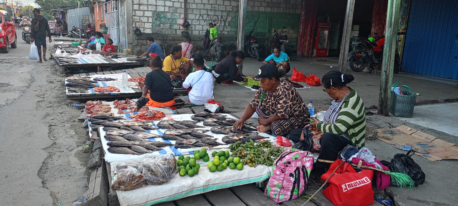 Mama mama Papua berjualan ikan di atas drainase Pasar Lama Sentani. Rencananya Bupati Jayapura Yunus Wonda akan menata ulang Pasar Lama Sentani lebih baik lagi.