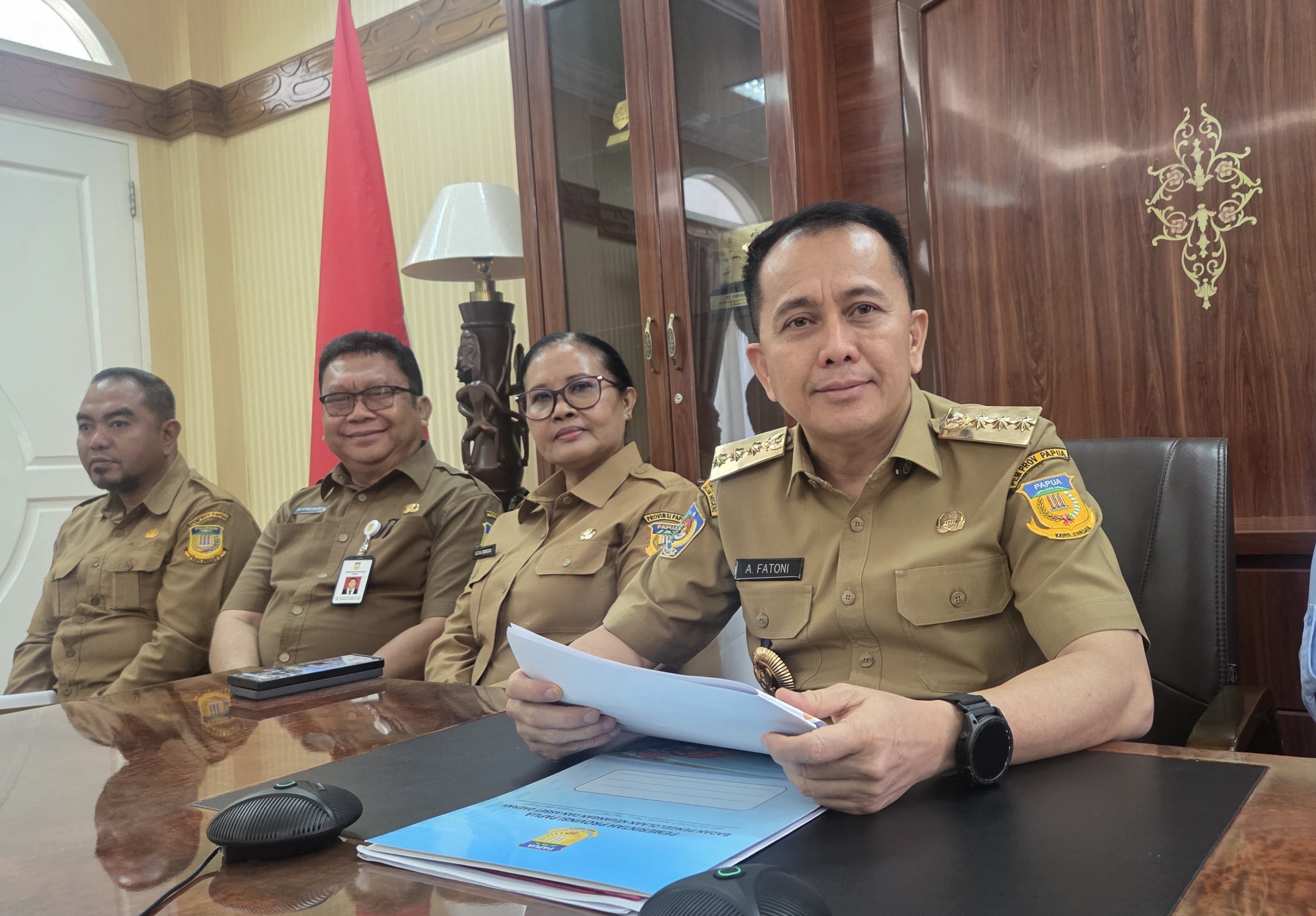 Pj Gubernur Papua, Agus Fatoni didampingi Pj Sekda, Suzana D Wanggai saat memberikan keterangan pers kepada wartawan usai rapat inflasi, di Gedung Negara, Selasa (2/9/2025).(CEPOSONLINE.COM/ELFIRA)