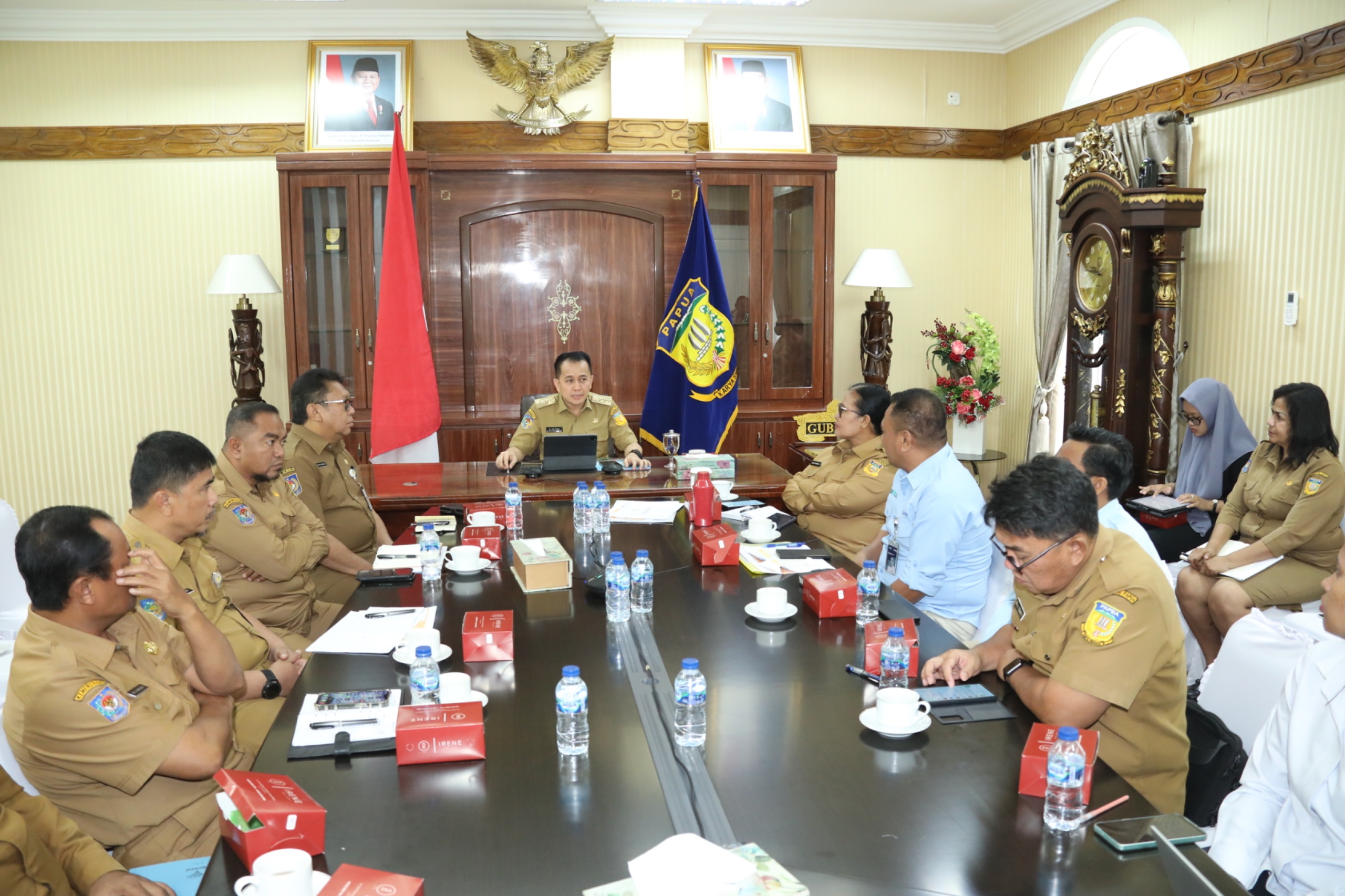 Pj Gubernur Papua, bersama Kepala OPD saat mengikuti Rapat Koordinasi Pengendalian Inflasi Daerah yang dipimpin Mendagri, Muhammad Tito Karnavian melalui zoom meeting di Gedung Negara, Selasa (2/9)