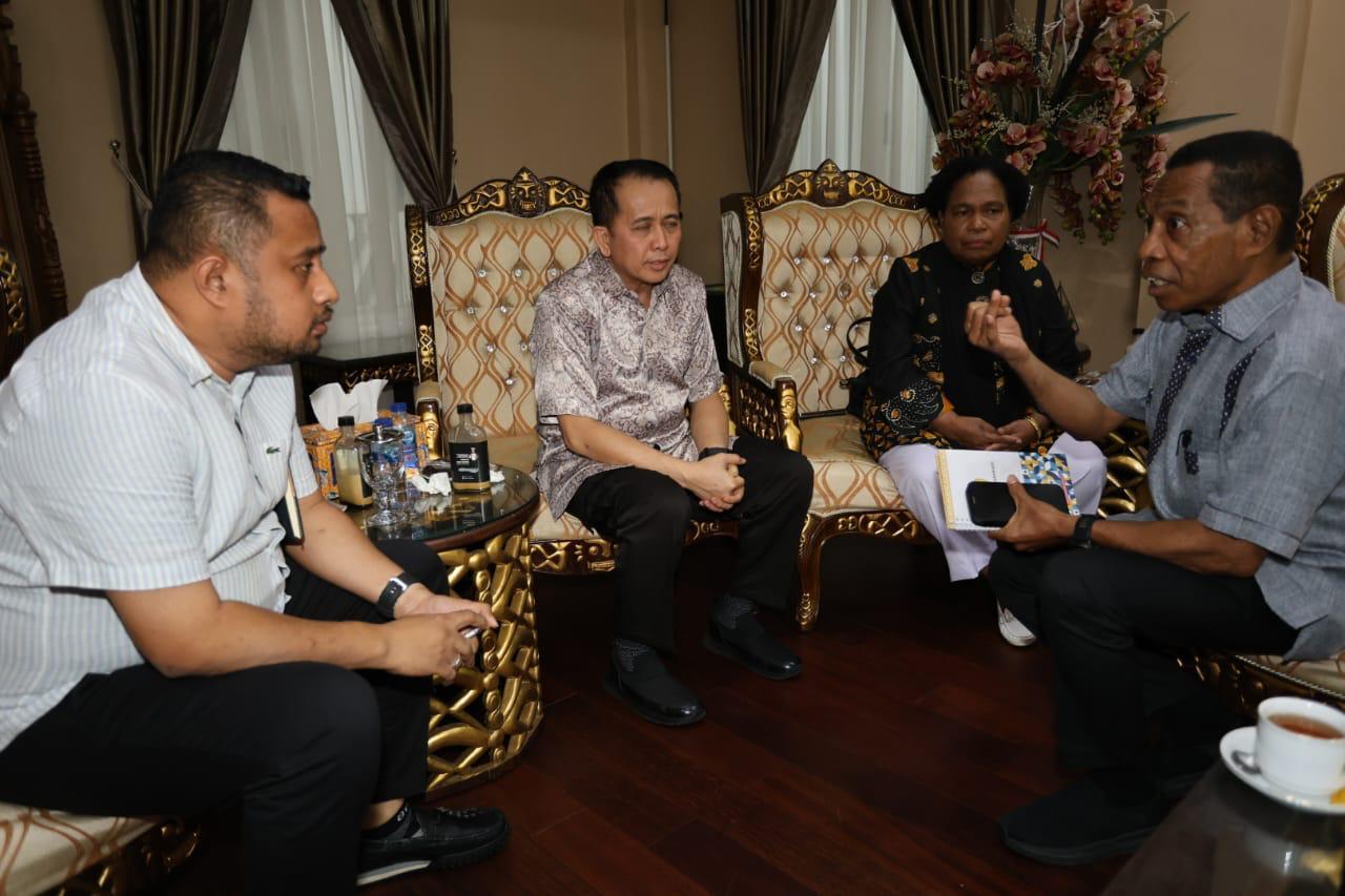 Pj Gubernur Papua, Agus Fatoni bersama Forkopimda dan para tokoh saat menggelar pertemuan menyikapi isu nasional, di Kota Jayapura, beberapa waktu lalu. (CEPOSONLINE.COM/HUMAS PEMPROV)