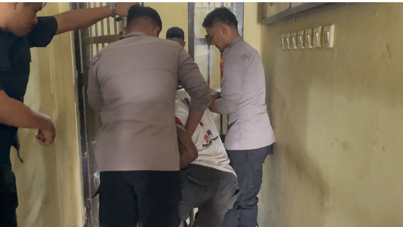 Silvester Okiyama, tahanan Polres Merauke yang kabur pada 31 Desember 2024 lalu berhasil diringkus. Ia dipapah petugas seusai dilakukan pengobatan pada kedua kakinya setelah dihadiahi timah panas.