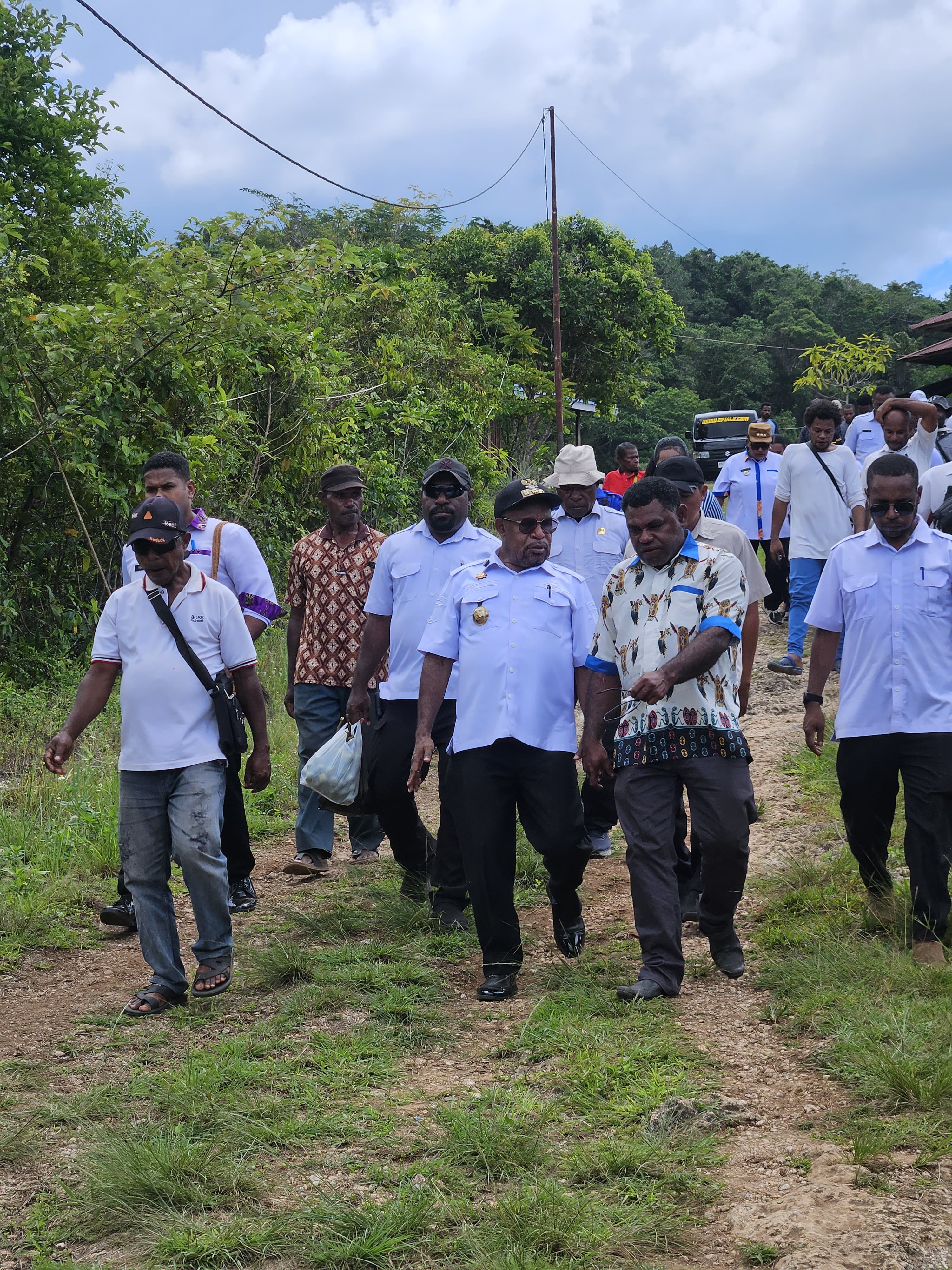 Bupati Jayapura Yunus Wonda (tengah) saat melakukan Kunker di Distrik Ebungfauw, Kabupaten Jayapura, Rabu (2/9/2025).(CEPOSONLINE.COM/ISTIMEWA)