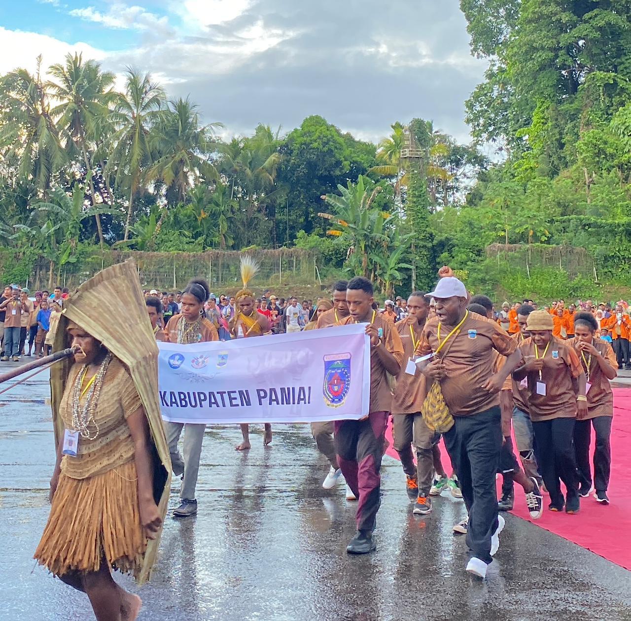 Kontingen pelajar SMA/SMK dari Paniai saat parade, pada acara pembukaan Festival Budaya Papua Tengah. Didampingi pelatih seniman senior, Herman You, Kamis (4/9/25).(CEPOSONLINE.COM/THERESIA F. TEKEGE)
