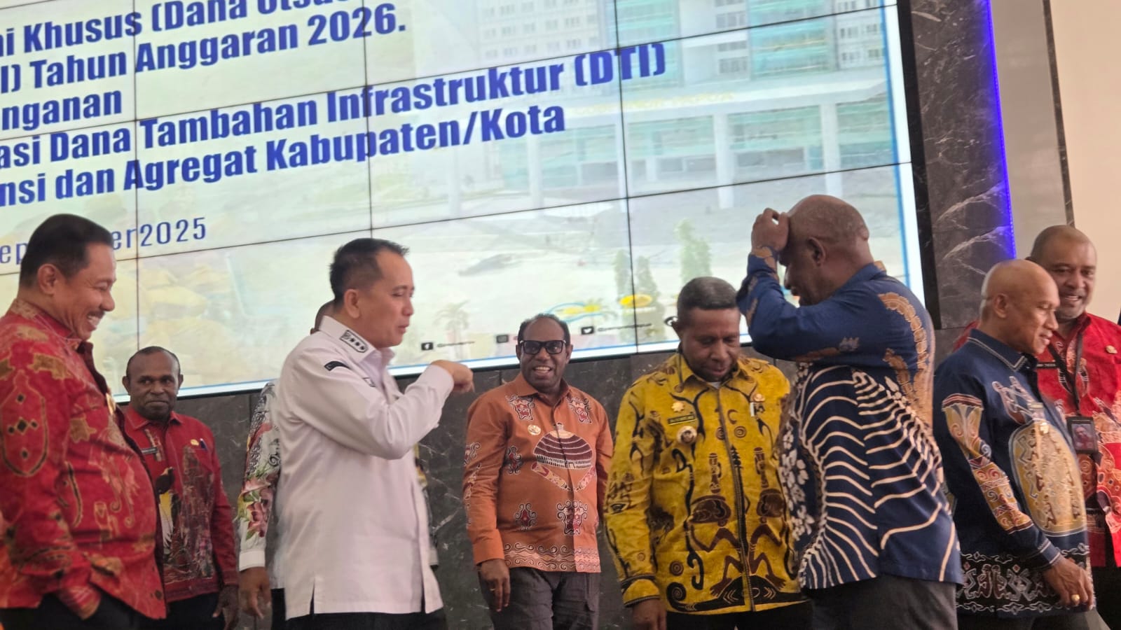 Pj Gubernur Papua, Agus Fatoni saat berbincang dengan para kepala daerah usia kegiatan yang diselenggarakan di Gedung Negara, Kamis (4/9/2025).(CEPOSONLINE.COM/ELFIRA)