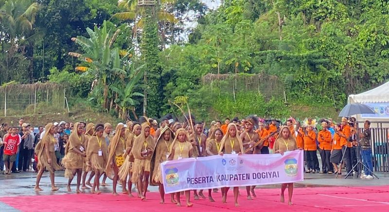 Kontingen pelajar SMA/SMK dari Dogiyai saat menampilkan parade pada acara pembukaan Festival Budaya Papua Tengah, didampingi pelatih-pelatih dari Dogiyai, Kamis (4/9/2025).