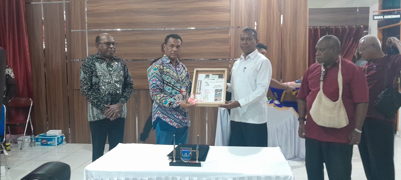 Bupati Mappi,Kristosimus Yohanes Agawemu saat menyerahkan dokumen rencana pembangunan Mappi yang diterima Gubernur Papua Selatan Apolo Safanpo, di Gedung Negara, Jumat (5/9/2025)