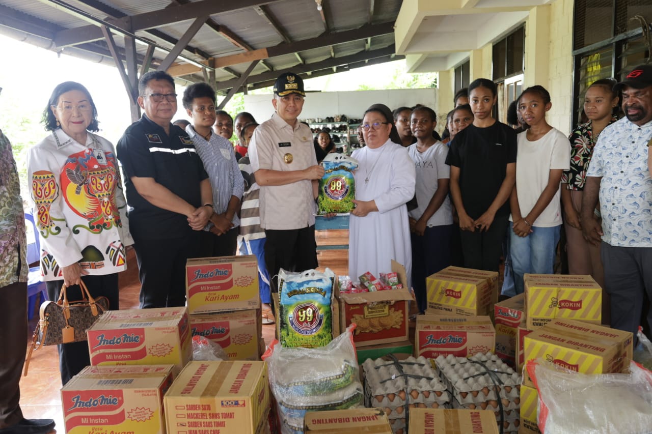 Pj Gubernur Papua, Agus Fatoni didampingi para OPD di lingkup Pemprov Papua saat menyalurkan bantuan di beberapa titik di Jayapura, Sabtu (6/9/2025).(CEPOSONLINE.COM/HUMAS PEMPROV)