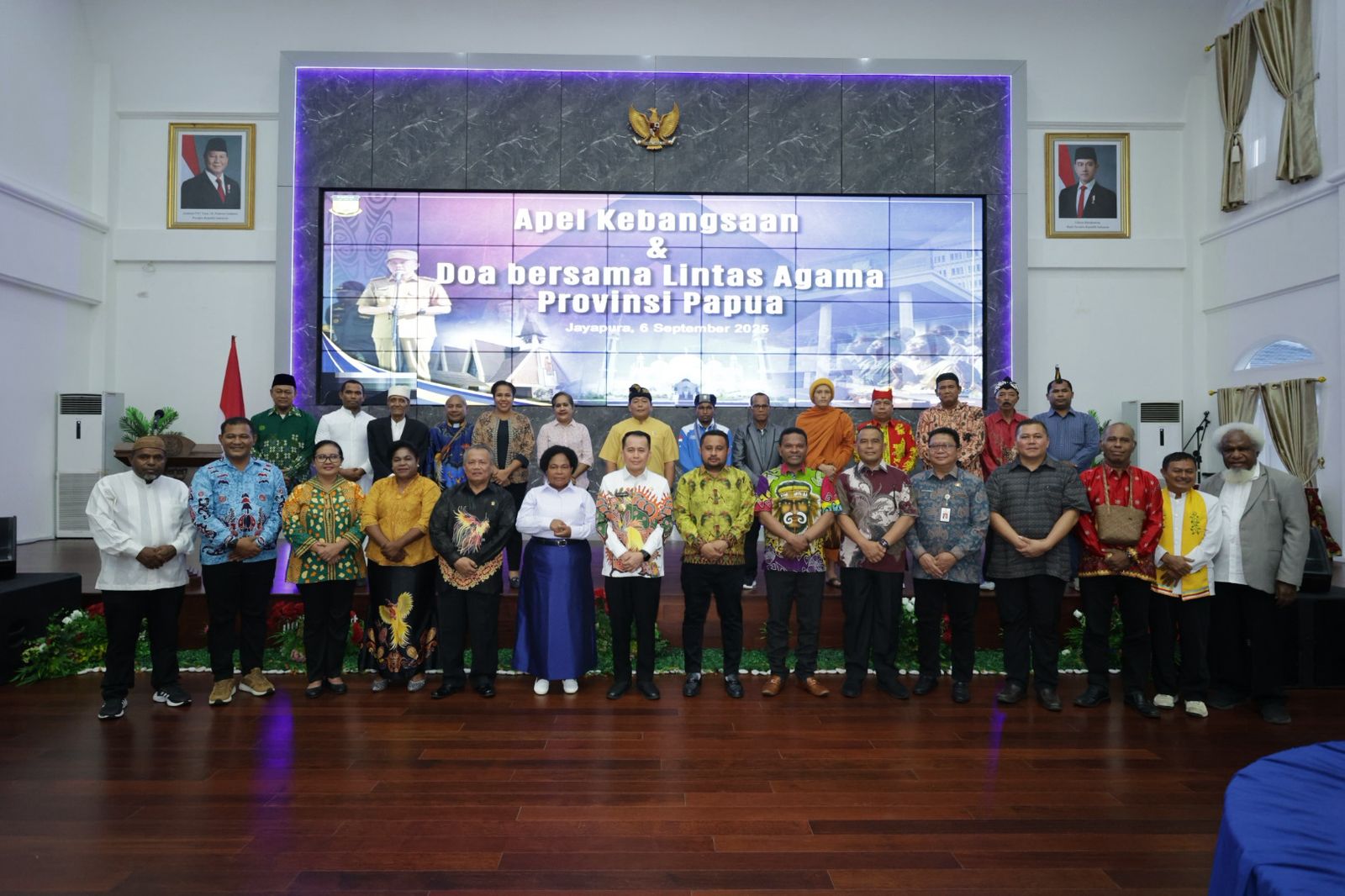 Pj Gubernur Papua, Agus Fatoni foto bersama Forkopimda, para tokoh serta berbagai elemen masyarakat usai apel kebangsaan dan doa lintas agama di Lukmen Hall, Gedung Negara, Jayapura, Papua, Sabtu (6/9