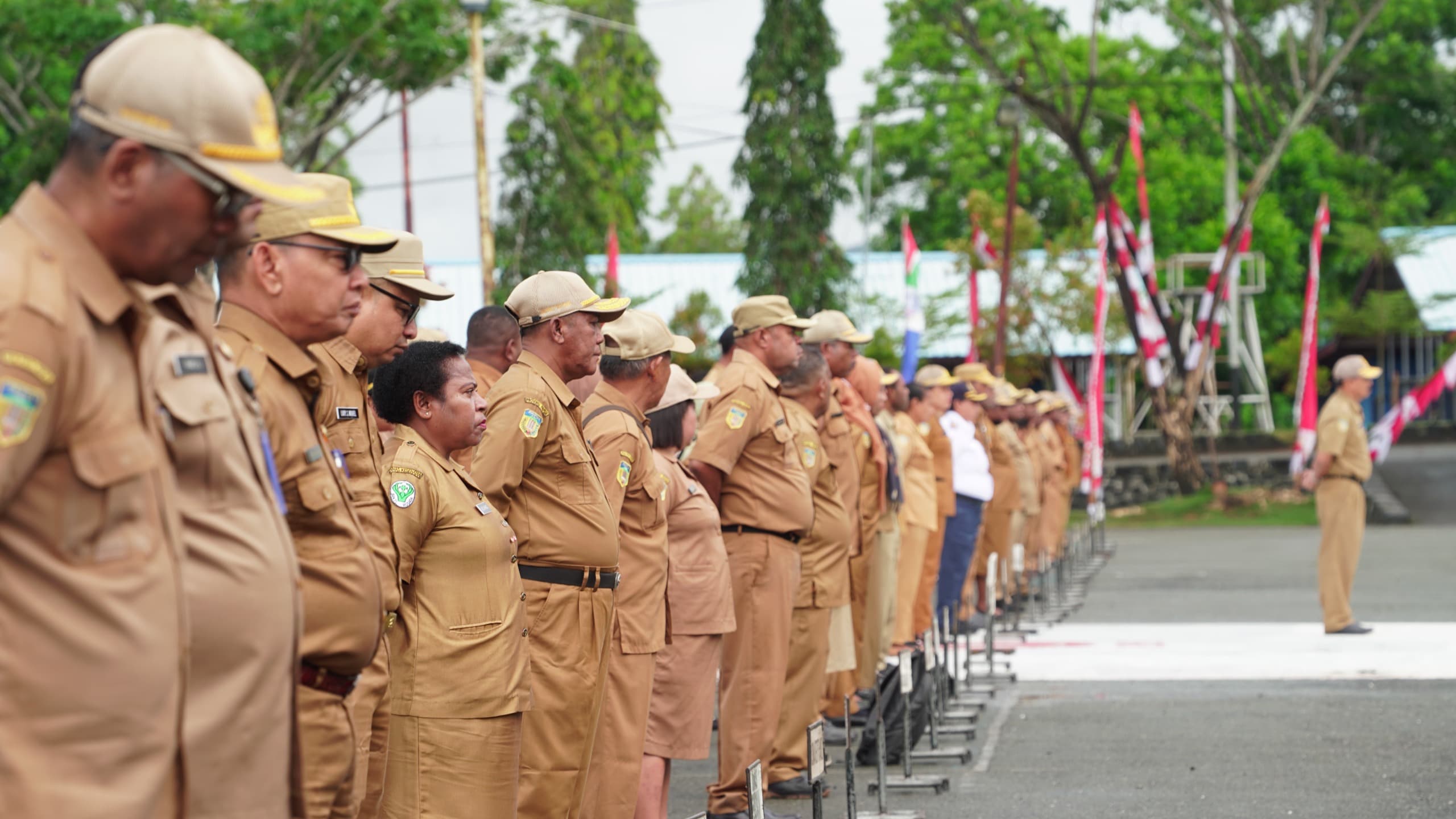 ASN di lingkungan Pemkab Jayapura mengikuti apel pagi di Gunung Merah Sentani, Senin(8/9/2025)  (CEPOSONLINE.COM/ISTIMEWA)