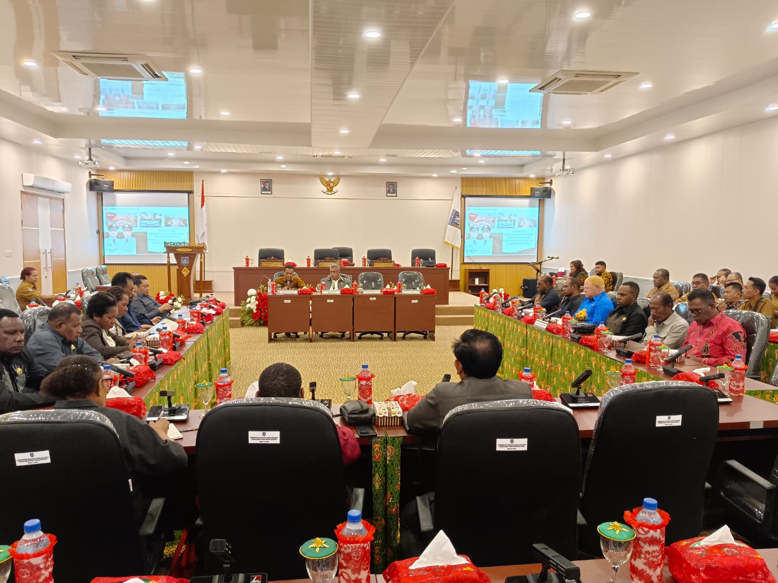 Ketua DPRP Papua Selatan Heribertus Silubun didampingi Bupati Mappi Kristosimus Yohanes Agawemu saat menerima pemaparan sinergitas pembangunan di Mappi, Senin (8/9/2025)  (Ceposonline.com/Sulo)