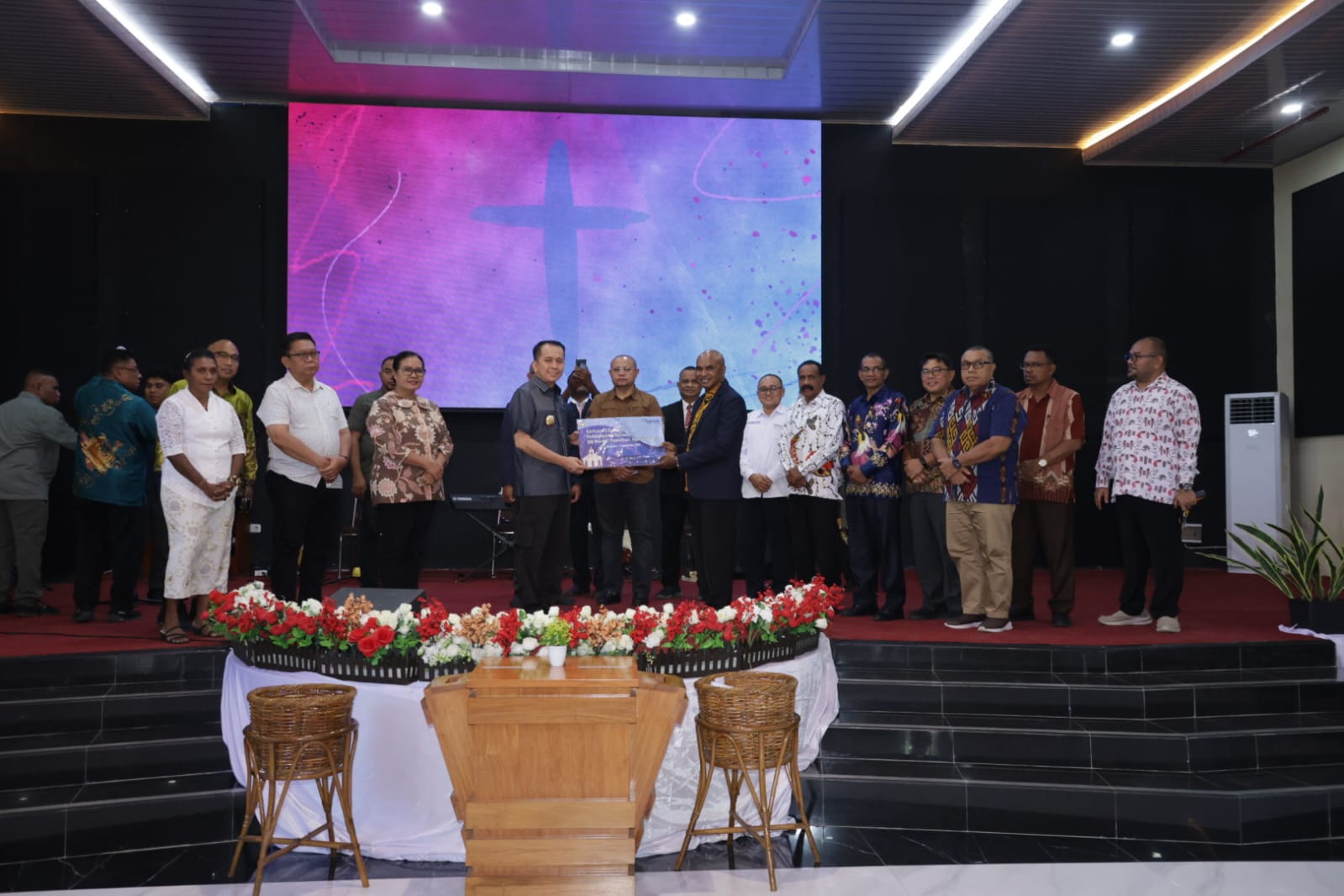 Pj Gubernur Papua, Agus Fatoni didampingi para OPD saat menyerahkan bantuan kepada pengurus GBI Pondok Pemulihan, Sentani, Jayapura, Papua, Minggu (7/9/2025).(CEPOSONLINE.COM/HUMAS PEMPROV)