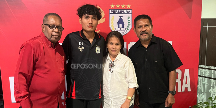 Dennis Ivakdalam (tengah) bersama keluarganya di Lauching Persipura beberapa waktu lalu.
