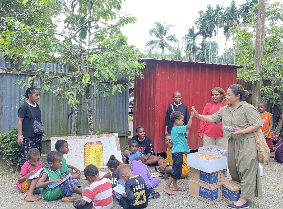 Anggota DPR Papua Tengah dari Dapil Mimika, Nancy Raweyai foto bersama dengan anak-anak kelompok belajar yang dibangun oleh Gerakan Papua Mengajar Di Kompleks Siriwo KPR Siriwini Nabire.
