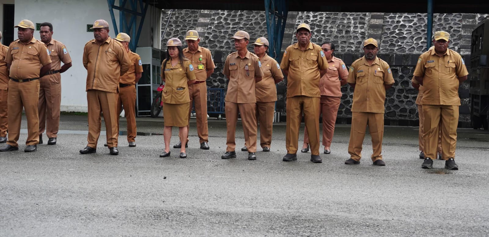 Plt Kepala Bappeda Kabupaten Jayapura, Yusuf Yambe Yabdi saat mengikuti apel pagi bersama jajaran pimpinan OPD di lingkungan Pemkab Jayapura, Senin (8/9/2025). (CEPOSONLINE.COM/ISTIMEWA)