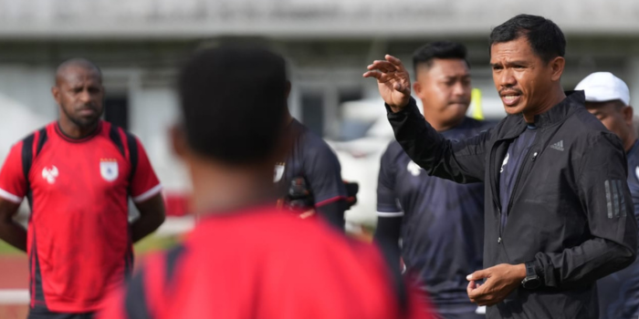 Pelatih Persipura, Ricardo Salampessy, bersama Kapten Persipura, Boaz Solossa, di latihan terakhir sebelum laga menghadapi Persipal FC di Makassar.