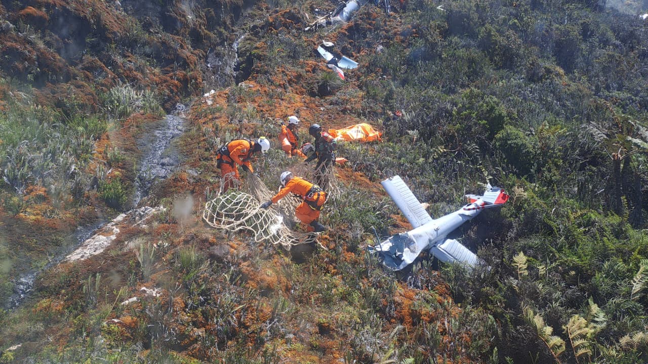 Tim gabungan SAR Timika saat melakukan evakuasi korban helikopter jatuh di Distrik Jila, Mimika, pada 11 September 2025.