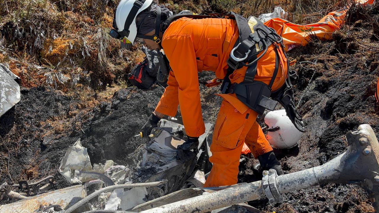 Evakuasi jatuhnya helikopter di Distrik Jila, Mimika, Papua Tengah, Kamis 11 September 2025.