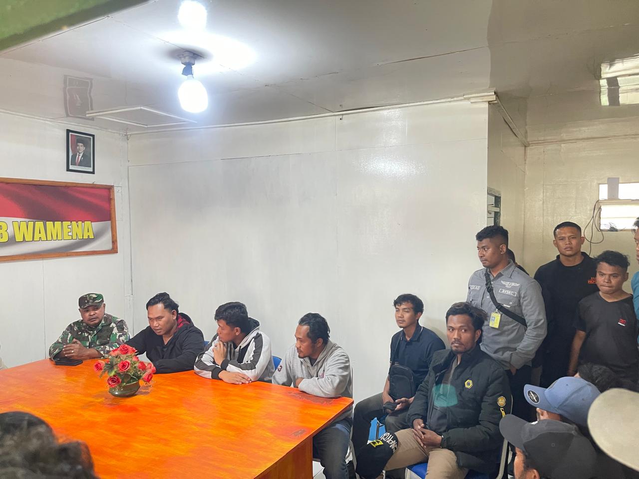 Pertemuan antara dua pelaku penganiayaan yang merupakan oknum Anggota TNI Non Organik bersama dengan keluarga korban dan paguyuban Flobamora yang ada di Wamena Jumat (12/9/2025). (Ceposonline.com/Den)