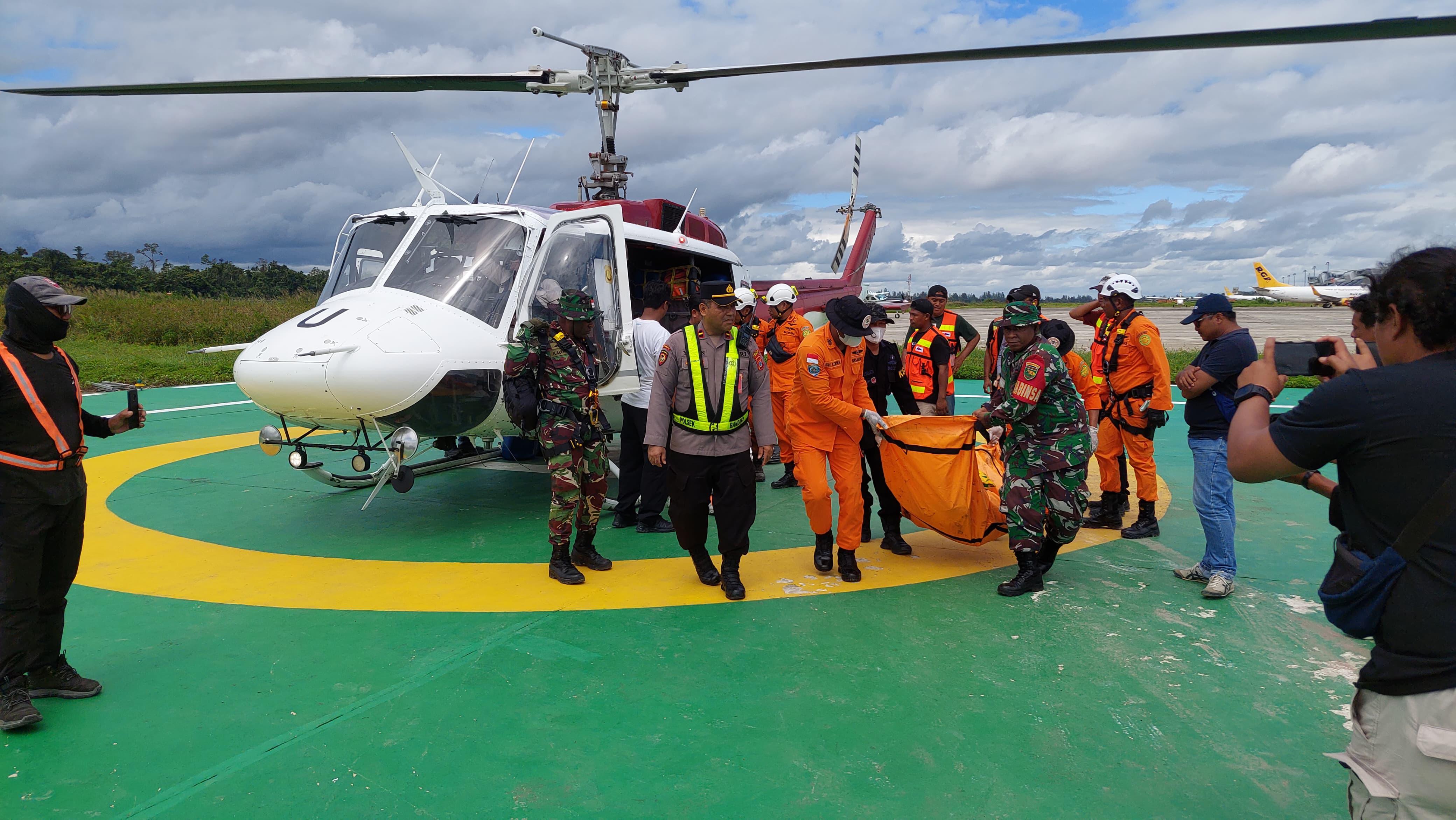 Para korban saat diturunkan dari helikopter usai berhasil dievakuasi ke Mimika. (SAR Timika).