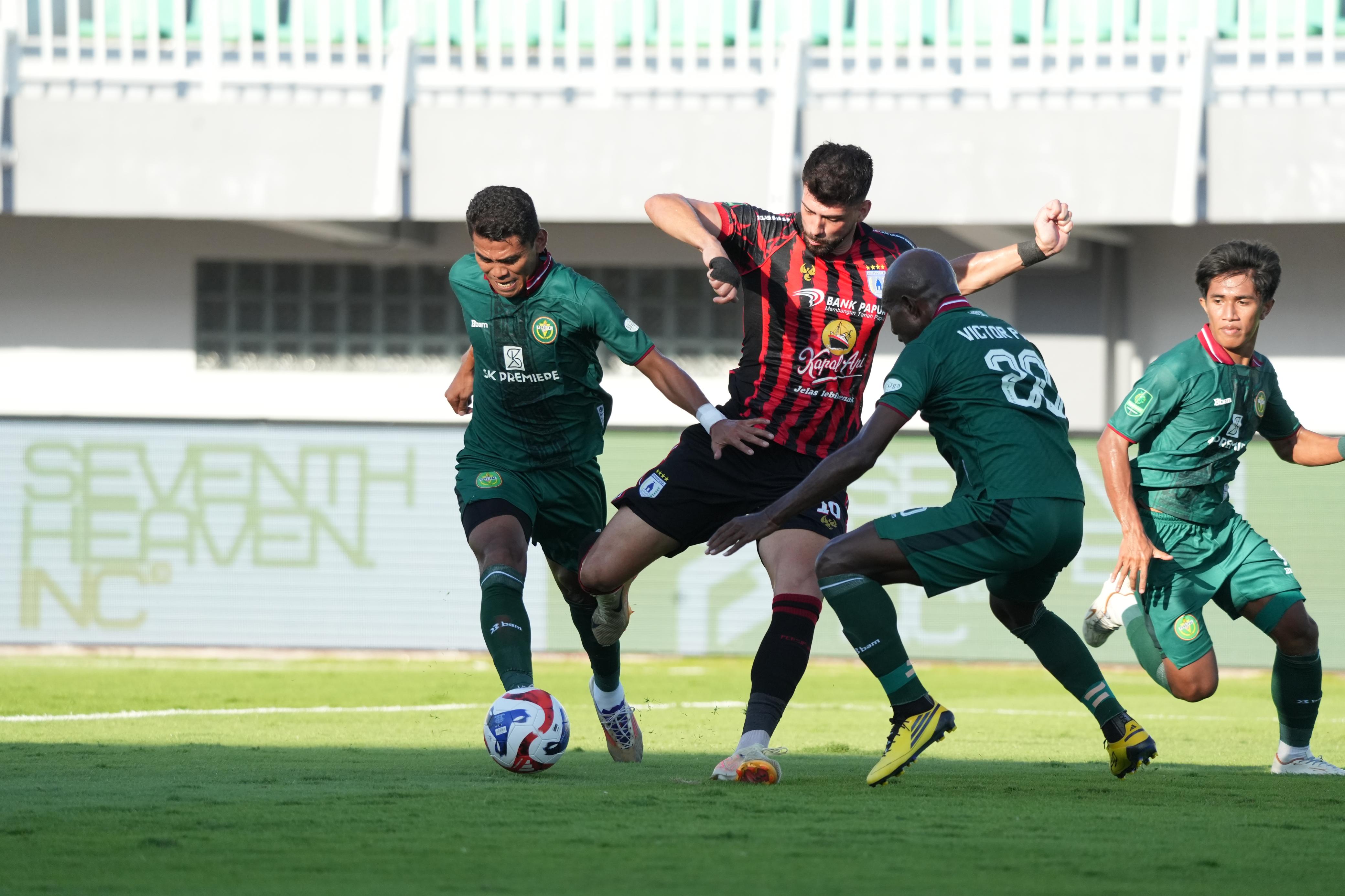 Striker Persipura, Matheus Silva, saat memborbardir pertahanan Persipal FC.