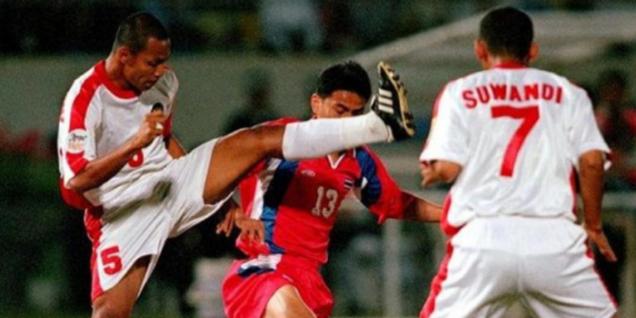 Skuat Timnas Indonesia 1998. Sepintas jerseynya mirip dengan desain Timnas Futsal Indonesia yang baru dirilis pada 15 September 2025.