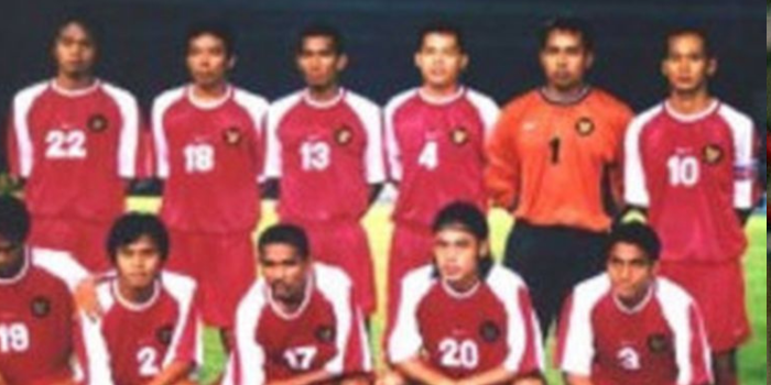 Skuat Timnas Indonesia 1998. Sepintas jerseynya mirip dengan desain Timnas Futsal Indonesia yang baru dirilis pada 15 September 2025.