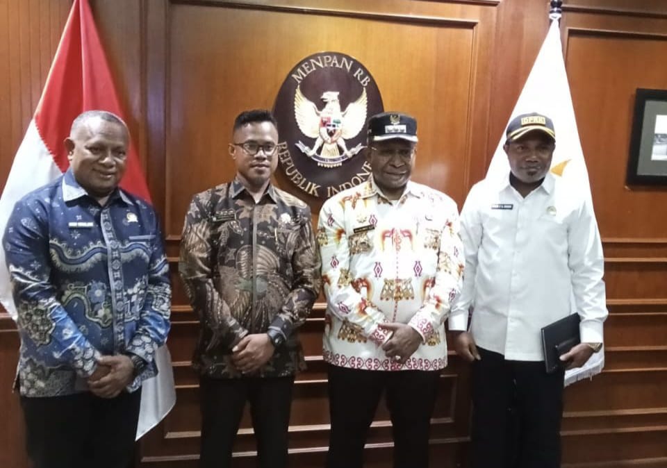 Bupati Waropen, Fransiscus Xaverius Mote, bersama Anggota DPRK Waropen, berkunjung ke kantor Kemenpan RB.