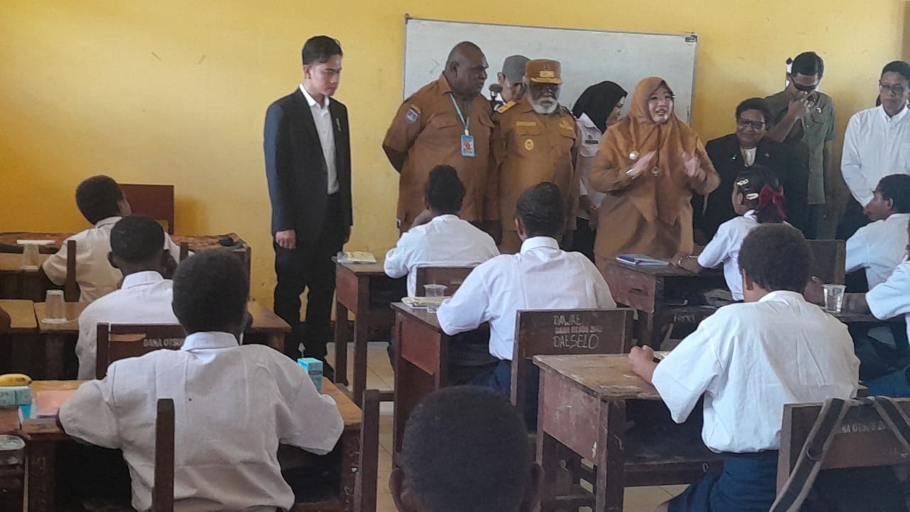 Wakil Presiden (Wapres) Gibran Rakabuming Raka berdiri bersama siswa dan siswi SMPN Gudang Arang, Kabupaten Merauke, Papua Selatan, Selasa (16/9)