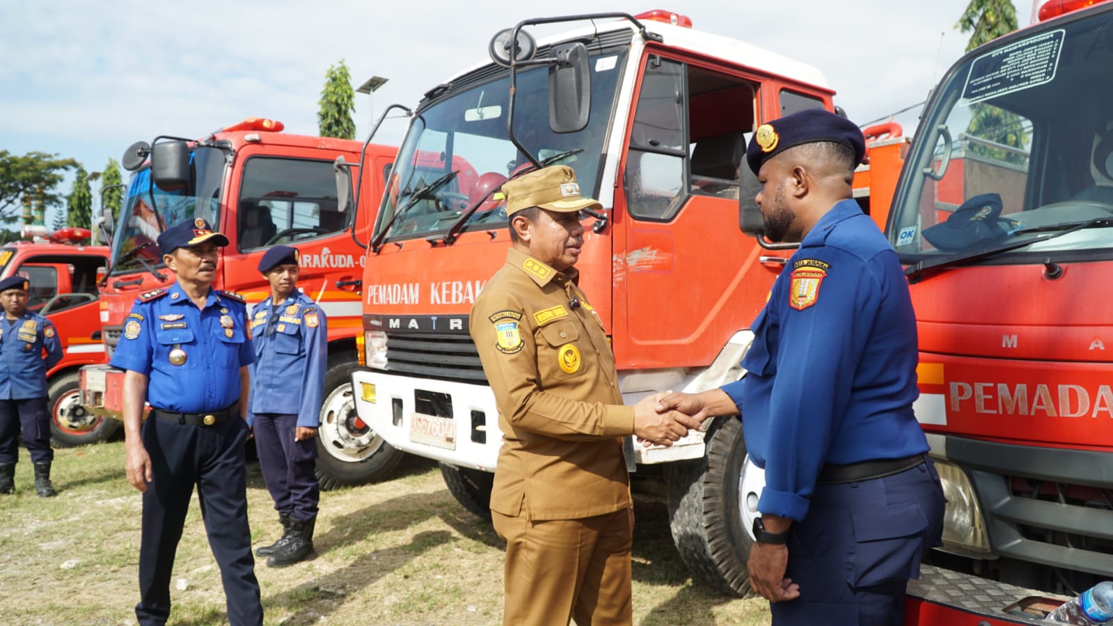 Wakil Wali Kota Jayapura, H.Rustan Saru saat bersalaman dengan petugas Damkar usai apel, Selesa (16/9/2025) pagi. (CEPOSONLINE.COM/HUMAS PEMKOT)