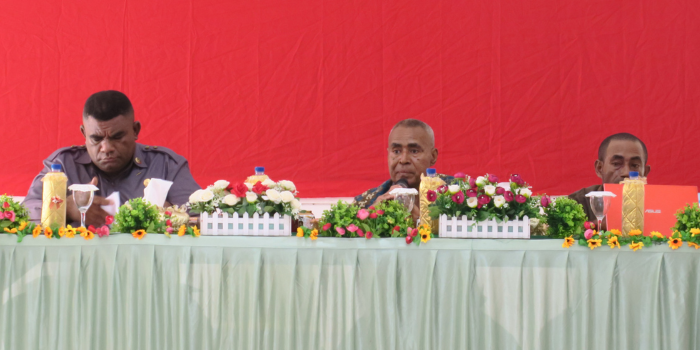 Ketua Panitia Mubes Adat Waropen, Andre Wonatorei, bersama Panitia Mubes Adat Waropen.