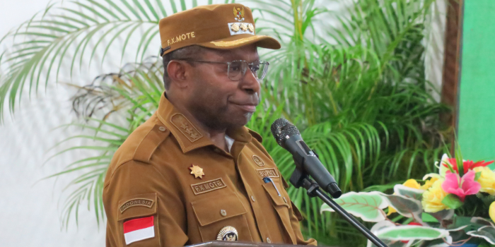 Bupati Waropen FX Mote, saat menyampaikan pidatonya, pada pelantikan pengurus LPPD, LP3K dan LPTQ di Gedung Klasis GKI Waropen, Selasa (16/09).