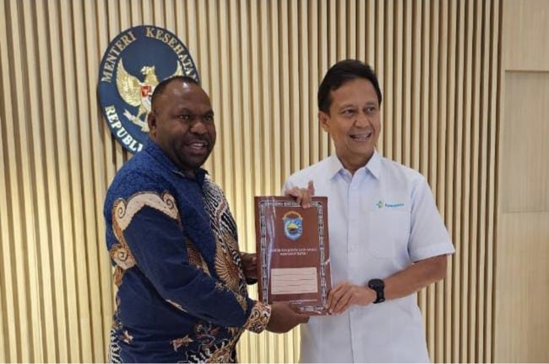 Bupati Intan Jaya, Aner Maisini saat memberikan keterangan di kediamannya di Nabire, Senin, (15/9/2025).