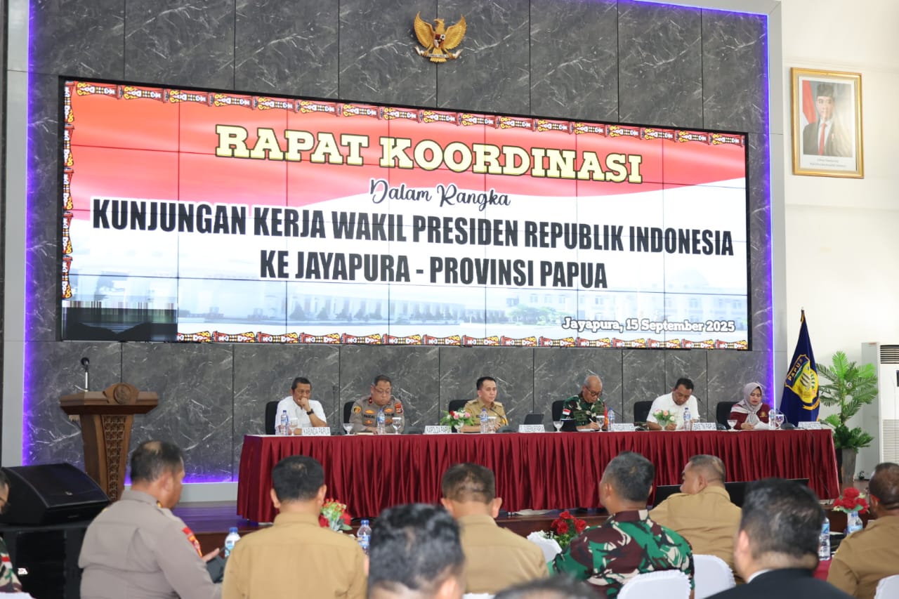 Pj Gubernur Papua, Agus Fatoni saat memimpin rapat koordinasi kunker Wapres Gibran Rakabuming Raka ke Provinsi Papua, Senin (15/9/2025).(CEPOSONLINE.COM/ELFIRA)