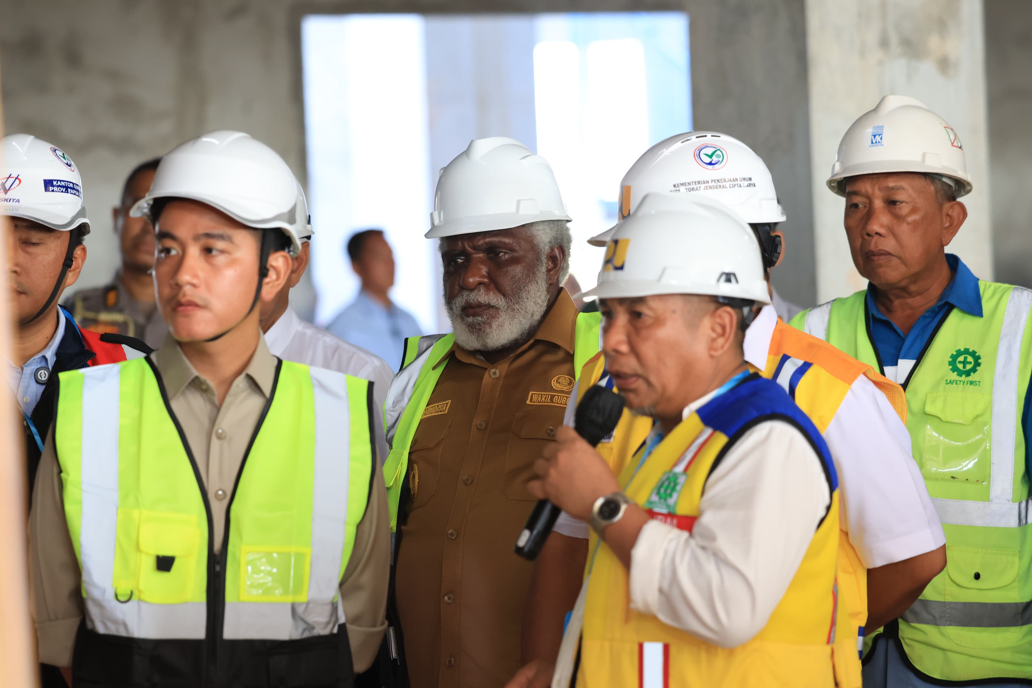 Wapres Gibran Rakabuming Raka saat meninjau pusat Pemerintahan Provinsi Papua Selatan di eks KTM Salor, Distrik Kurik, Merauke, Selasa (16/9/2025)