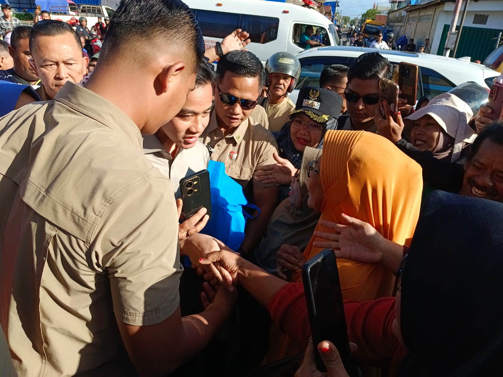 Wapres Gibran Rakabuming Raka saat disambut warga Merauke di Pasar Wamanggu Merauke, Rabu (17/9/2025).   (Ceposonline.com/Sulo)