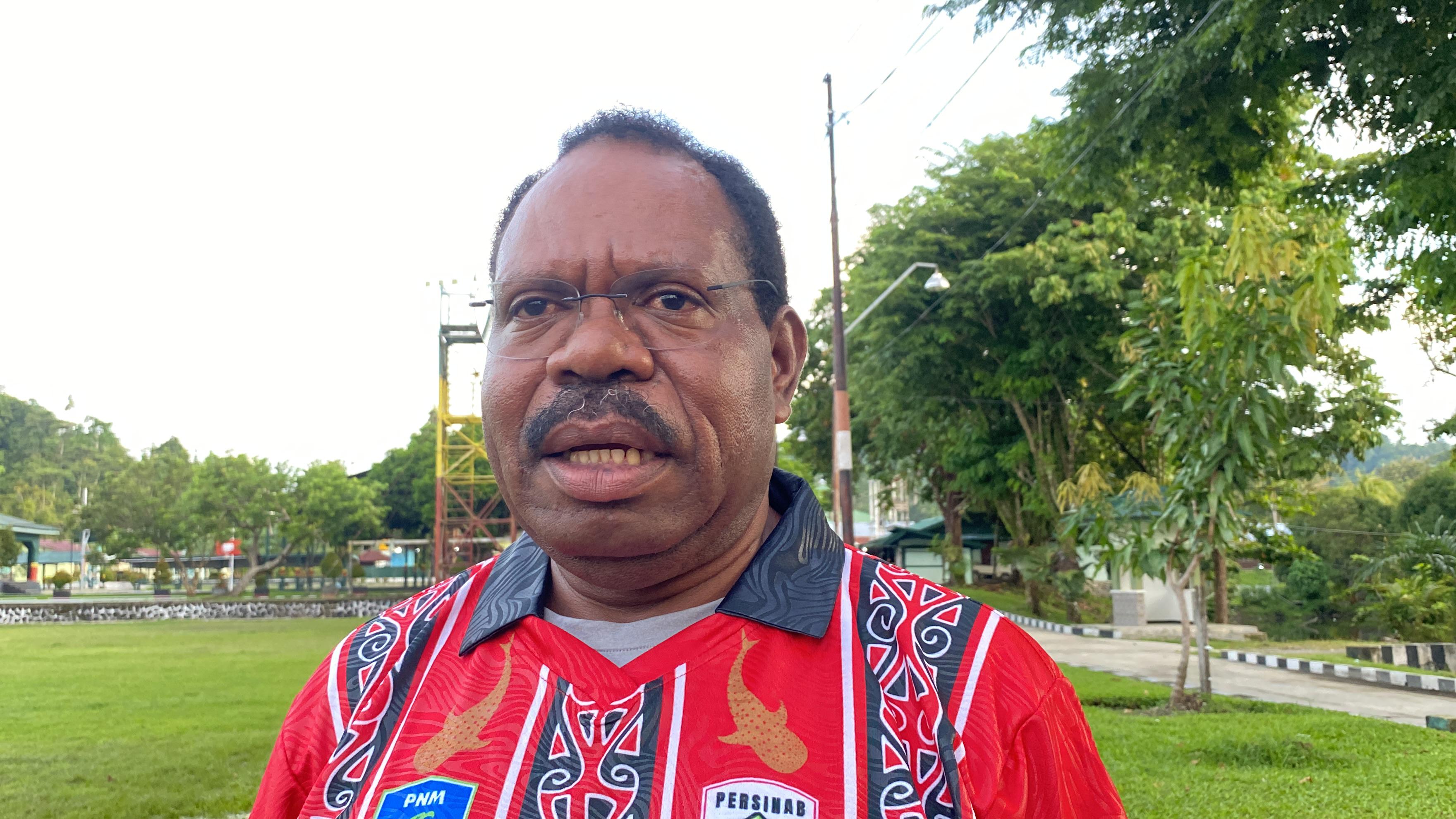 Bupati Nabire, Mesak Magai saat dimintai keterangan menggunakan Jersey Official Persinab Nabire. (CEPOSONLINE.COM/THERESIA F. TEKEGE)