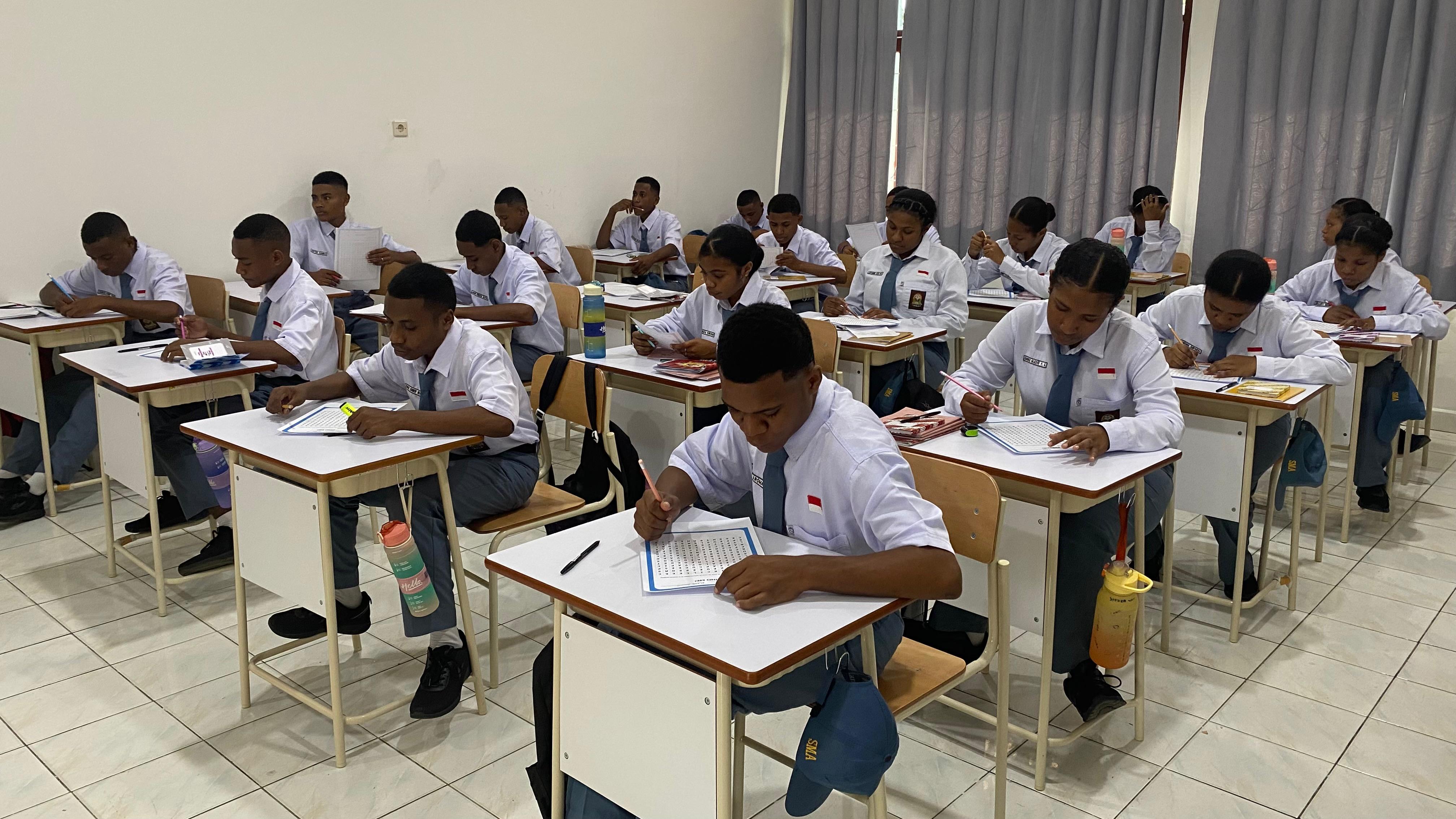 Kunjungan Wakil Presiden (Wapres) Republik Indonesia Gibran Rakabuming Raka di Sekolah Rakyat Menengah Atas (SRMA) 29 Jayapura berjalan lancar dan penuh makna.