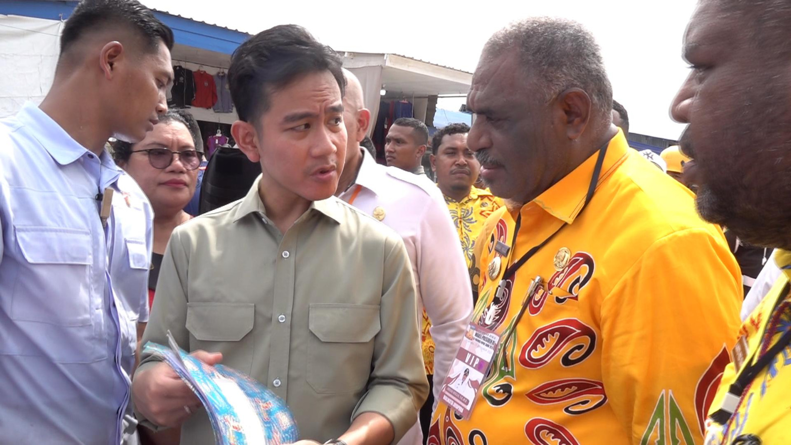 Wali Kota Jayapura, Abisai Rollo saat menyerahkan proposal pembangunan Pasar Youtefa kepada Wapres, Gibran Rakabuming Raka dalam kunjungannya di Pasar Youtefa, Kamis (18/9/2025).
