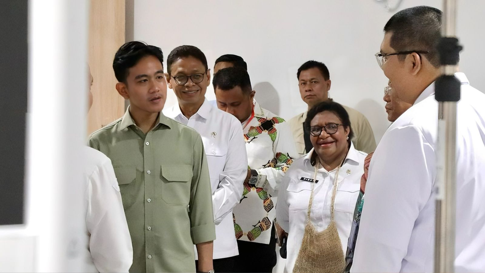Wakil Presiden, Gibran Rakabumin, didampingi Wamendagri Ribka Haluk, dan Wamen ESDM, Yuliot Tanjung, saat meninjau RSUP Jayapura, Kamis 18 September 2025.