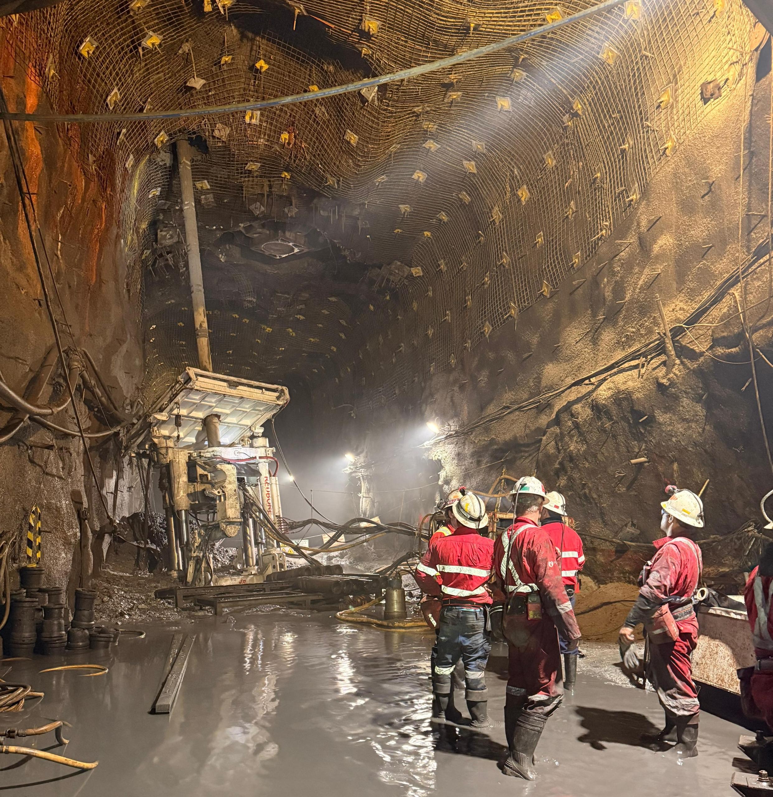 Tim dari PTFI sedang berada di terowongan bawah tanah guna melakukan upaya evakuasi terhadap ketujuh pekerja yang terjebak. (Foto: Dokumen PTFI).