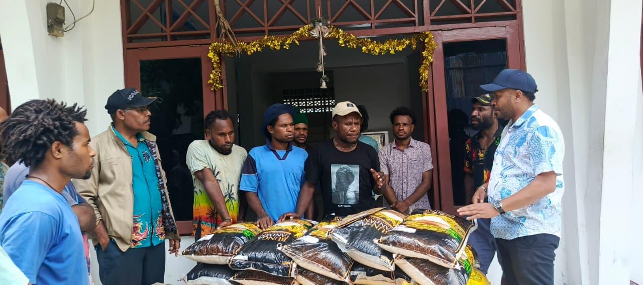 Mewakili Bupati dan Wakil Bupati, Kabag Kesra Setda Kabupaten Jayawijaya Sumianto B Wopari saat menyalurkan bantuan bahan makanan di 4 Asrama mahasiswa yang ada di kota Studi Jayapura.